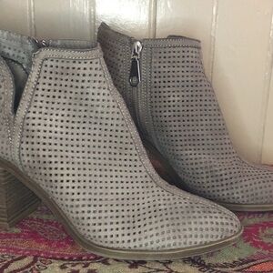 Dolce Vita Janie Womens Size 8.5  Perforated Beige Zipper Ankle Bootie 3” Heel